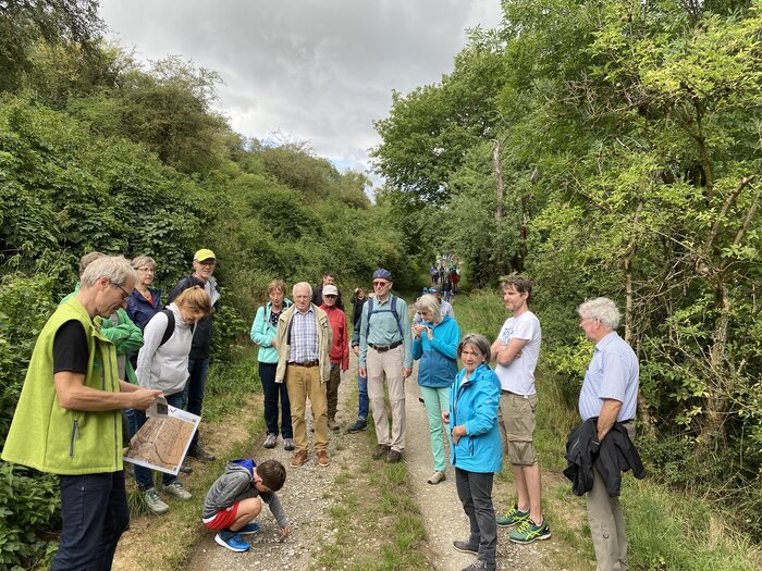 Gebietsbetreuer Till Scholl erklärt Zusammenhänge zwischen Ziegen und der Kulturlandschaft