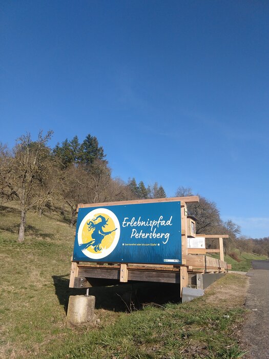 Die erste Station des barrierearmen Lehrpfades in Marktbergel zeigt das Logo mit der Hexe.