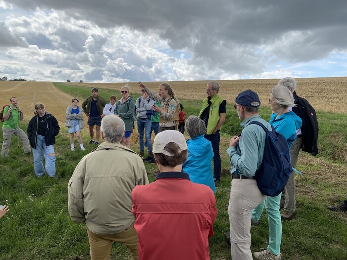 Naturpark-Ranger Benjamin Krauthahn erklärt Zusammenhänge im Offenland