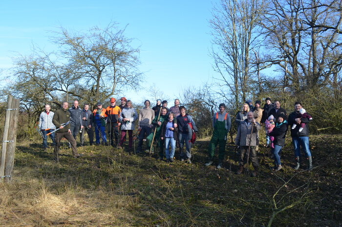 Gruppenbild der Freiwilligen bei einem Pflegeeinsatz in einem Hutewald