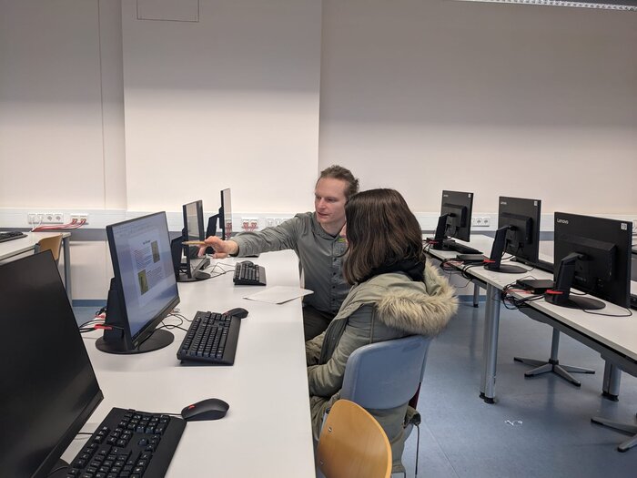 Naturpark-Ranger Benjamin Krauthahn erklärt den Umgang mit der Frankenhöhe App