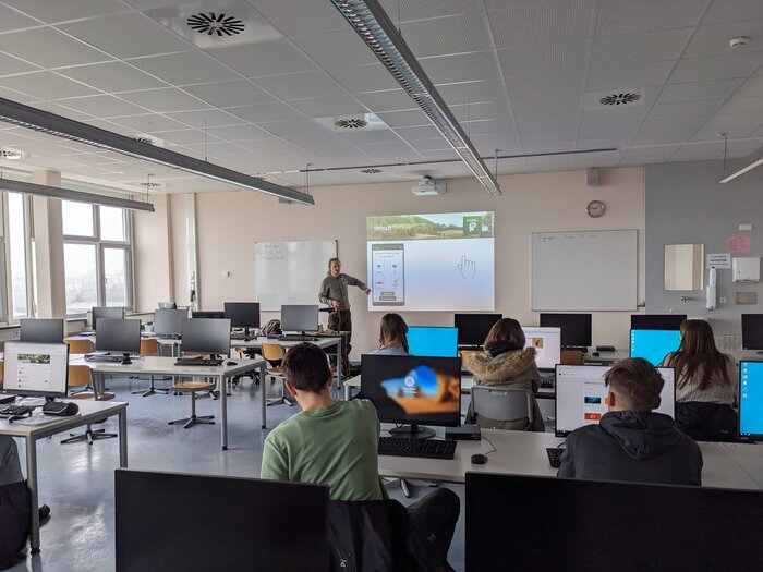 Naturpark-Ranger Benjamin Krauthahn erklärt den Umgang mit der Frankenhöhe App