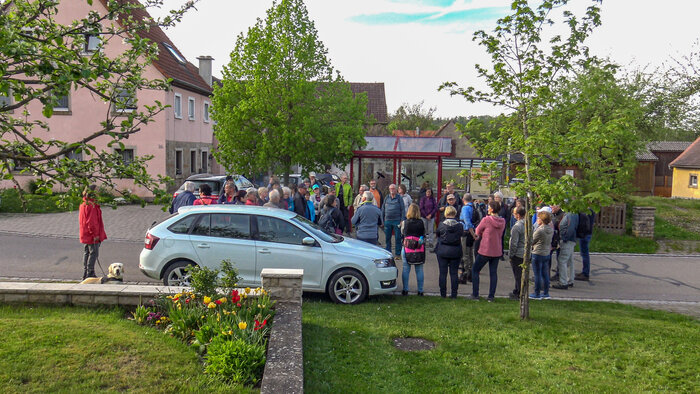 Begrüßung der 50 Teilnehmer:innen zum Abendespaziergang am Karrachweg